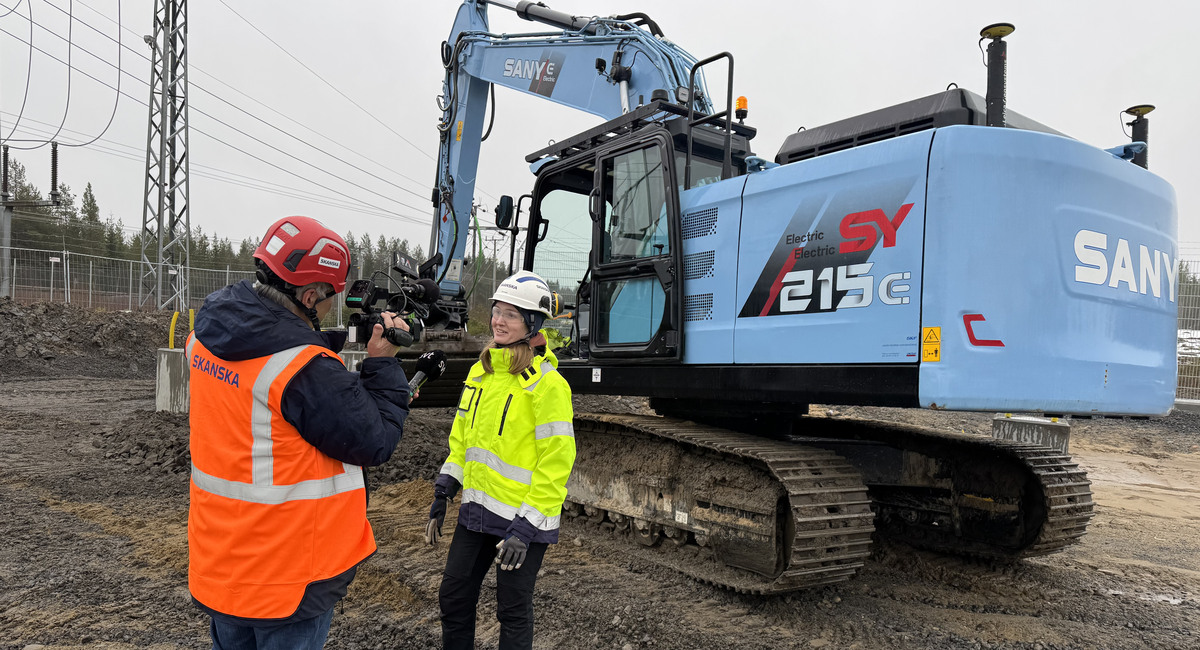 Skanskas produktionschef Anna Dahlén blir intervjuad av SVT.